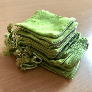25 pezzi 6X8 cm Sacchetto portagioie in seta grezza con coulisse e nappa, bordo Zari, bomboniera per matrimonio, borsa regalo per gioielli VERDE PAPPAGALLO