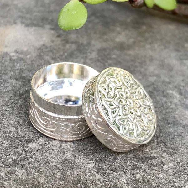 925 Silver Handmade Trinket Kajal Casket Jewelry Box , Surma Kumkum Sindoor Container, Floral round shape 2 cm dia 5.8 gms Temple Pooja F/S
