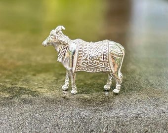999 Pure Silver Hindu Religious Statue Sacred Kamdhenu Cow Feeding Calf 5 gram solid, Lord Krishnas Favourite Temple Pooja Hindu Religion