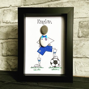 Personalisierte Fußball Geschenk, Fußballer Kieselstein Rahmen, Papa Geschenk, Weihnachtsgeschenk, Fußball Mädchen oder Junge, einzigartig, handbemalt und handgefertigt