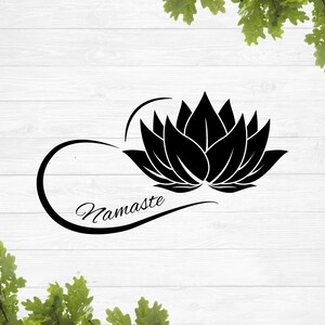 Op de afbeelding: Zwart-witte illustratie van een lotusbloem met het woord "Namaste" in een cursief schrift.