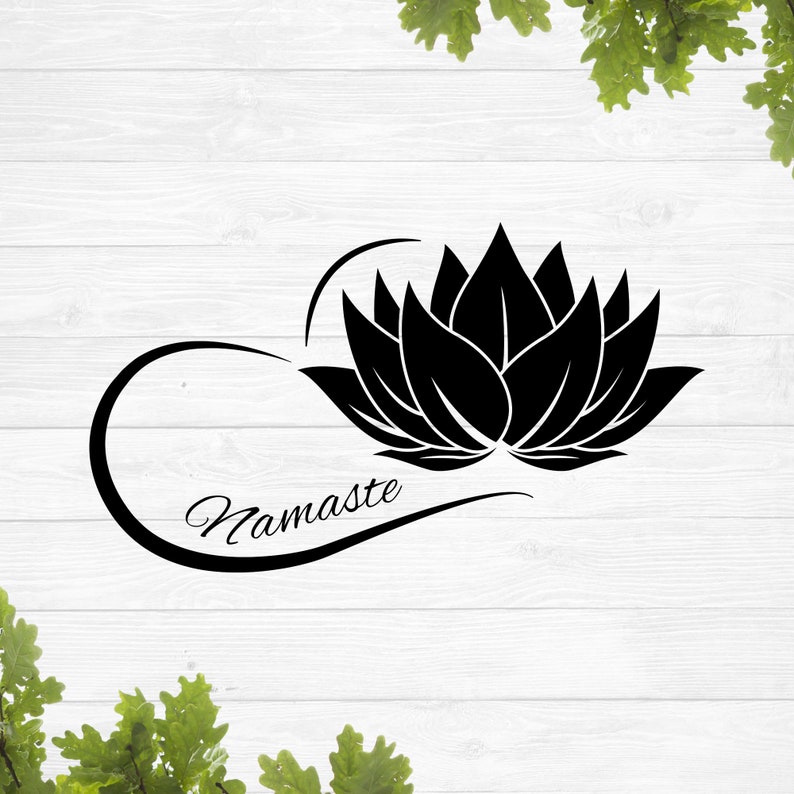 Op de afbeelding: Zwart-witte illustratie van een lotusbloem met het woord "Namaste" in een cursief schrift.