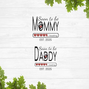 Em breve mamãe svg, Em breve papai svg, Nova mamãe svg, Anúncio de bebê svg, Design de camisa para chá de bebê, Nova camisa para pai svg, Mamãe est 2025