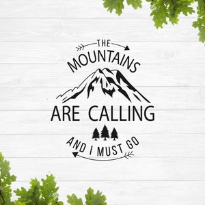 Puede incluir: Diseño gráfico en blanco y negro con una silueta de montaña y el texto "The Mountains Are Calling And I Must Go".