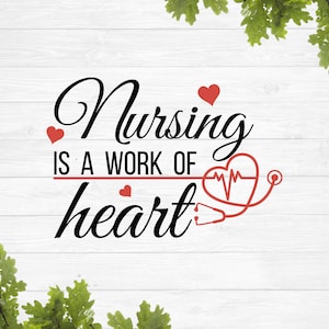 Puede incluir: Texto en blanco y negro sobre un fondo de madera blanco con corazones rojos y un corazón rojo con una línea de latido del corazón y un estetoscopio. El texto dice "Nursing is a work of heart."