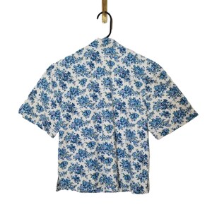 Vintage Blue Floral Button Blouse, Medium / 1950s Handmade Dress Shirt / Short Sleeve Cotton Blouse / Chintzy Blue Summer Button Up Blouse image 2