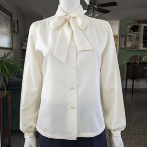 Vintage Pussy Bow Dress Blouse, Small / Cream White Cocktail Blouse / 1970s Mod Button Blouse with Tie Collar image 3