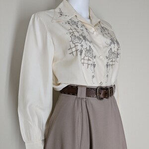 Vintage Embroidered Silk Blouse, Medium / 1940s Style Beige Cocktail Blouse / Ecru Button Blouse with Ivy Floral Embroidery image 4