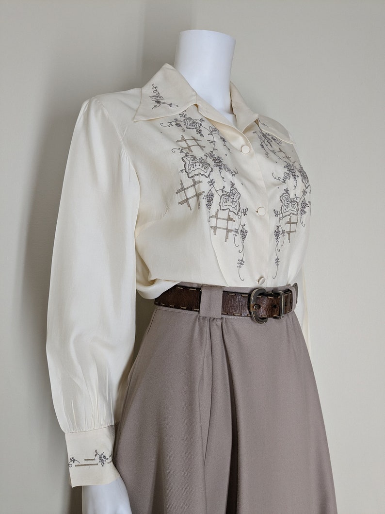 Vintage Embroidered Silk Blouse, Medium / 1940s Style Beige Cocktail Blouse / Ecru Button Blouse with Ivy Floral Embroidery image 4