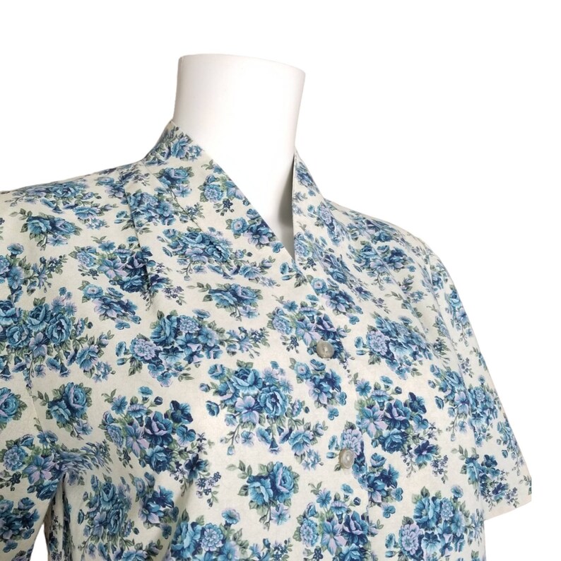 Vintage Blue Floral Button Blouse, Medium / 1950s Handmade Dress Shirt / Short Sleeve Cotton Blouse / Chintzy Blue Summer Button Up Blouse image 3