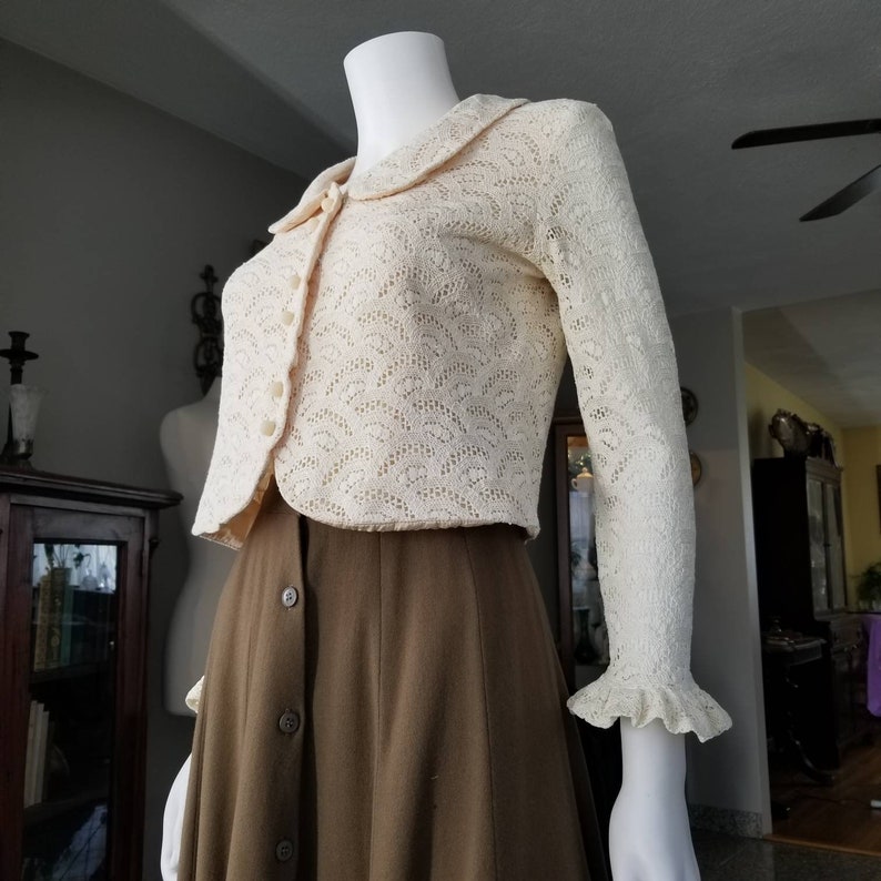 Vintage Knit Crochet Top, Extra Small / 1950s Sheer Ivory Knit Button Blouse with Ruffled Cuffs and Peter Pan Collar image 10