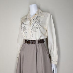 Vintage Embroidered Silk Blouse, Medium / 1940s Style Beige Cocktail Blouse / Ecru Button Blouse with Ivy Floral Embroidery image 3