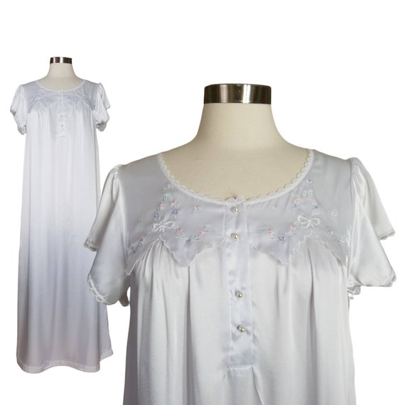 Vintage White Nightgown, Small Petite / Embroider… - image 1