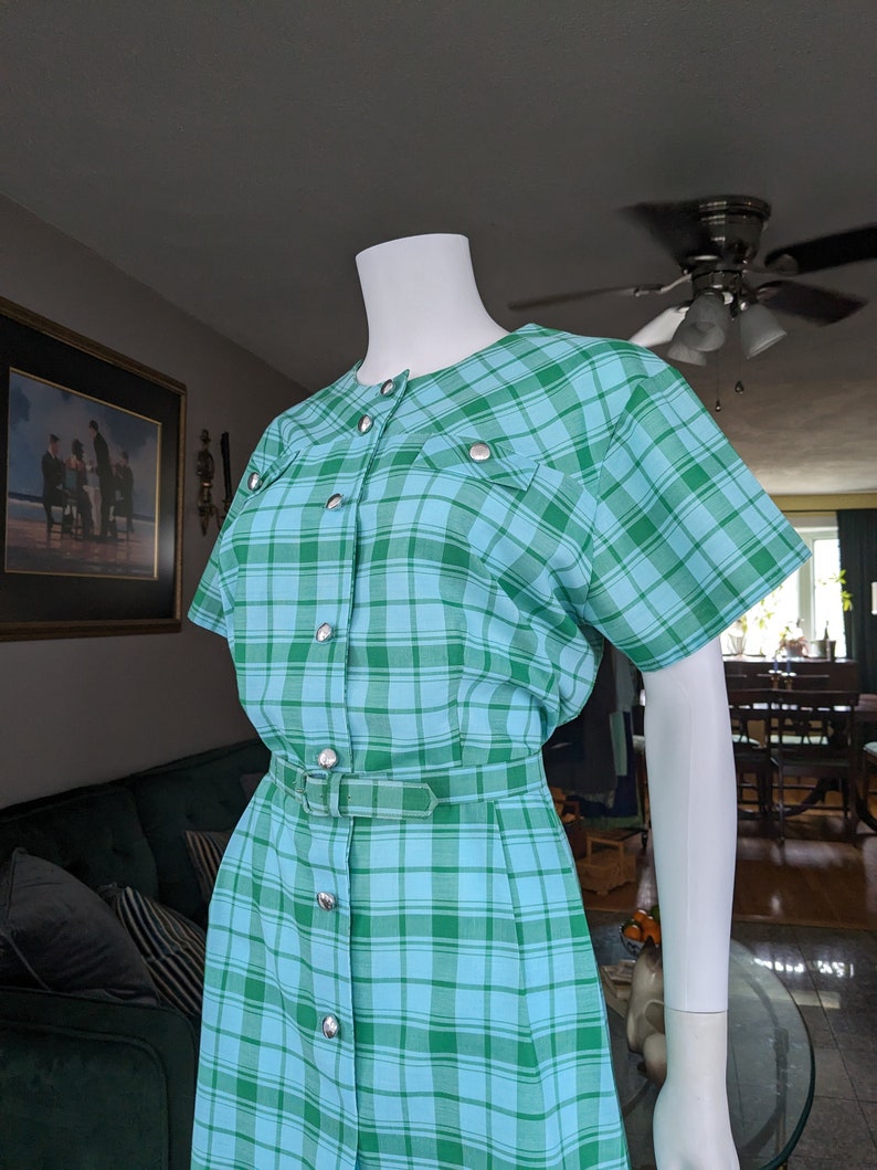 Vintage 1960s Plaid Shift Dress, Extra Large, Volup Green & Aqua Belted Shirt Dress with Pockets imagem 6