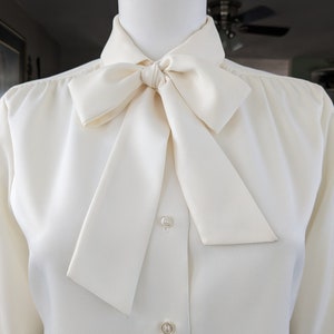 Vintage Pussy Bow Dress Blouse, Small / Cream White Cocktail Blouse / 1970s Mod Button Blouse with Tie Collar image 2
