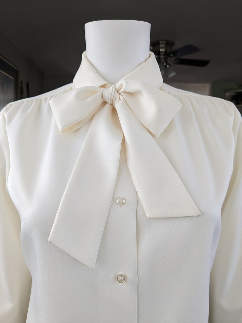 Vintage Pussy Bow Dress Blouse, Small / Cream White Cocktail Blouse / 1970s Mod Button Blouse with Tie Collar image 2