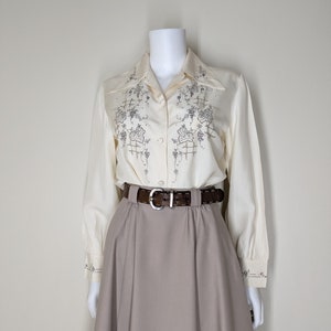 Vintage Embroidered Silk Blouse, Medium / 1940s Style Beige Cocktail Blouse / Ecru Button Blouse with Ivy Floral Embroidery image 6