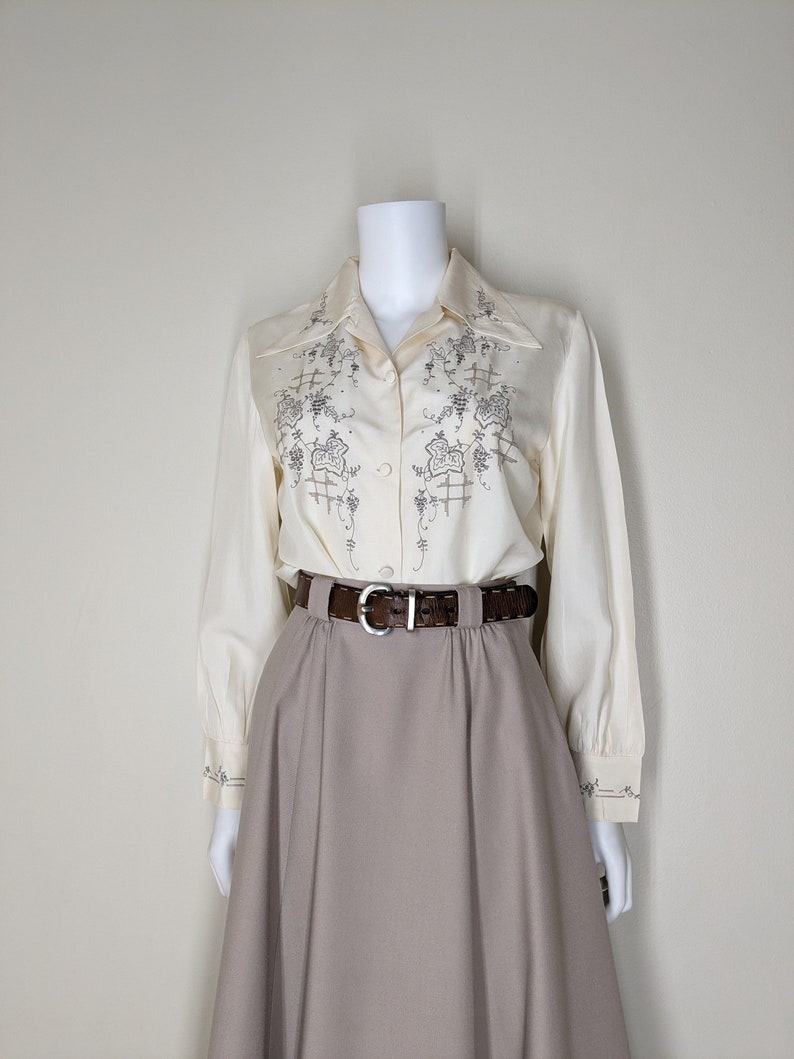 Vintage Embroidered Silk Blouse, Medium / 1940s Style Beige Cocktail Blouse / Ecru Button Blouse with Ivy Floral Embroidery image 6