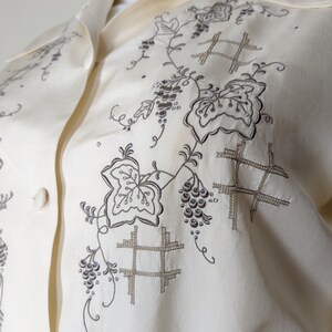 Vintage Embroidered Silk Blouse, Medium / 1940s Style Beige Cocktail Blouse / Ecru Button Blouse with Ivy Floral Embroidery image 8
