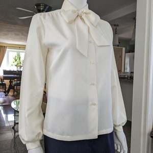 Vintage Pussy Bow Dress Blouse, Small / Cream White Cocktail Blouse / 1970s Mod Button Blouse with Tie Collar image 6