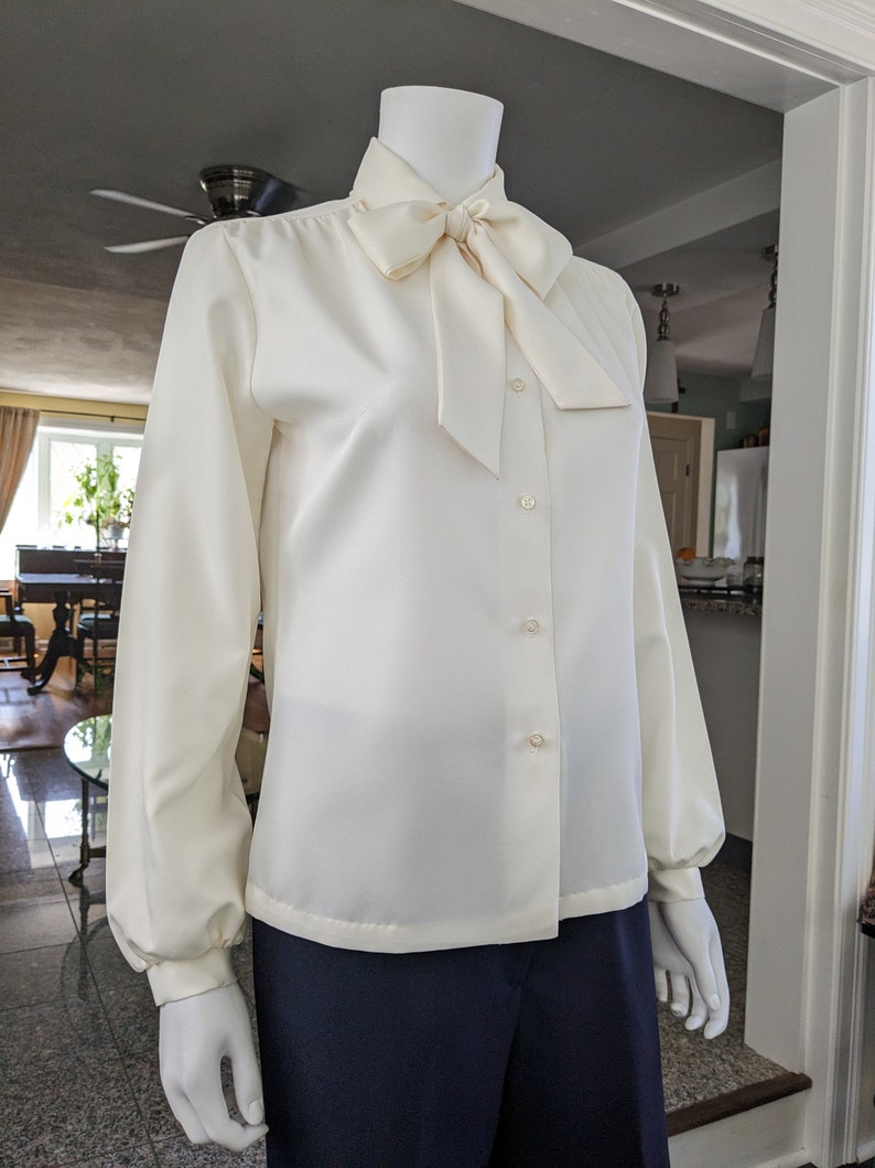 Vintage Pussy Bow Dress Blouse, Small / Cream White Cocktail Blouse / 1970s Mod Button Blouse with Tie Collar image 6