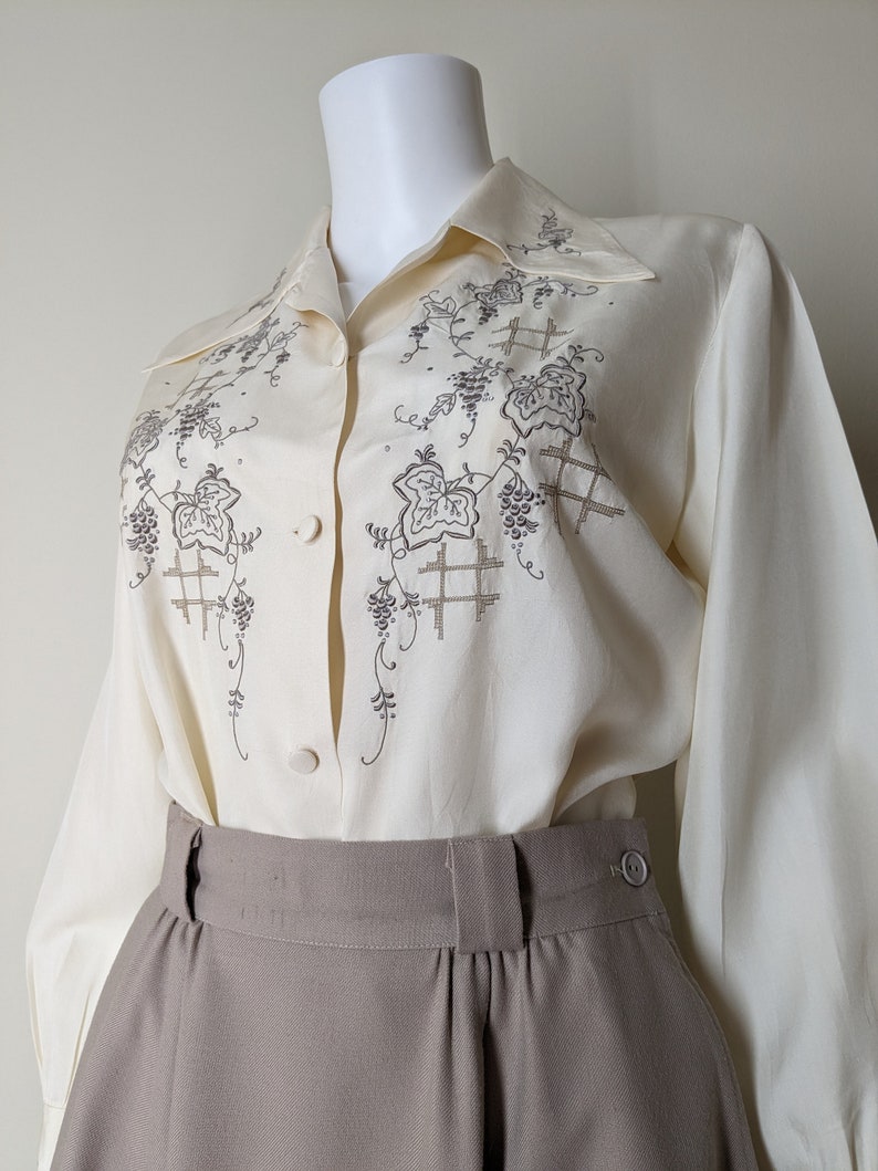 Vintage Embroidered Silk Blouse, Medium / 1940s Style Beige Cocktail Blouse / Ecru Button Blouse with Ivy Floral Embroidery image 2