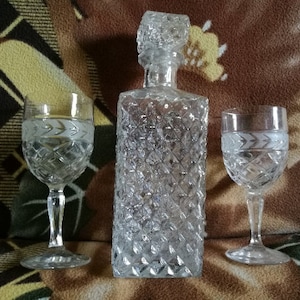 Whisky bottle Crystal whisky bottle Vintage carafe Stylish crystal bottle set with 2 cups Elegance bottle for alcohol Retro crystal bottle