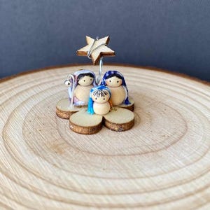 Miniaturowa szopka z drewna i tkaniny.