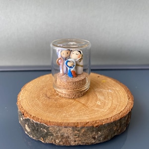 Miniatur-Krippe in einer Glasflasche.