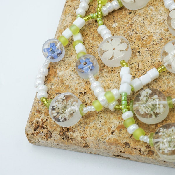 Bijou de téléphone vert en perles et fleurs séchées - Modèle HORTENSIA