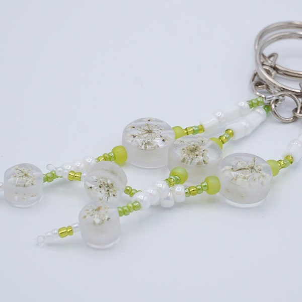 Porte clés ou bijou de sac en perles résine et fleurs séchées - Modèle HORTENSIA