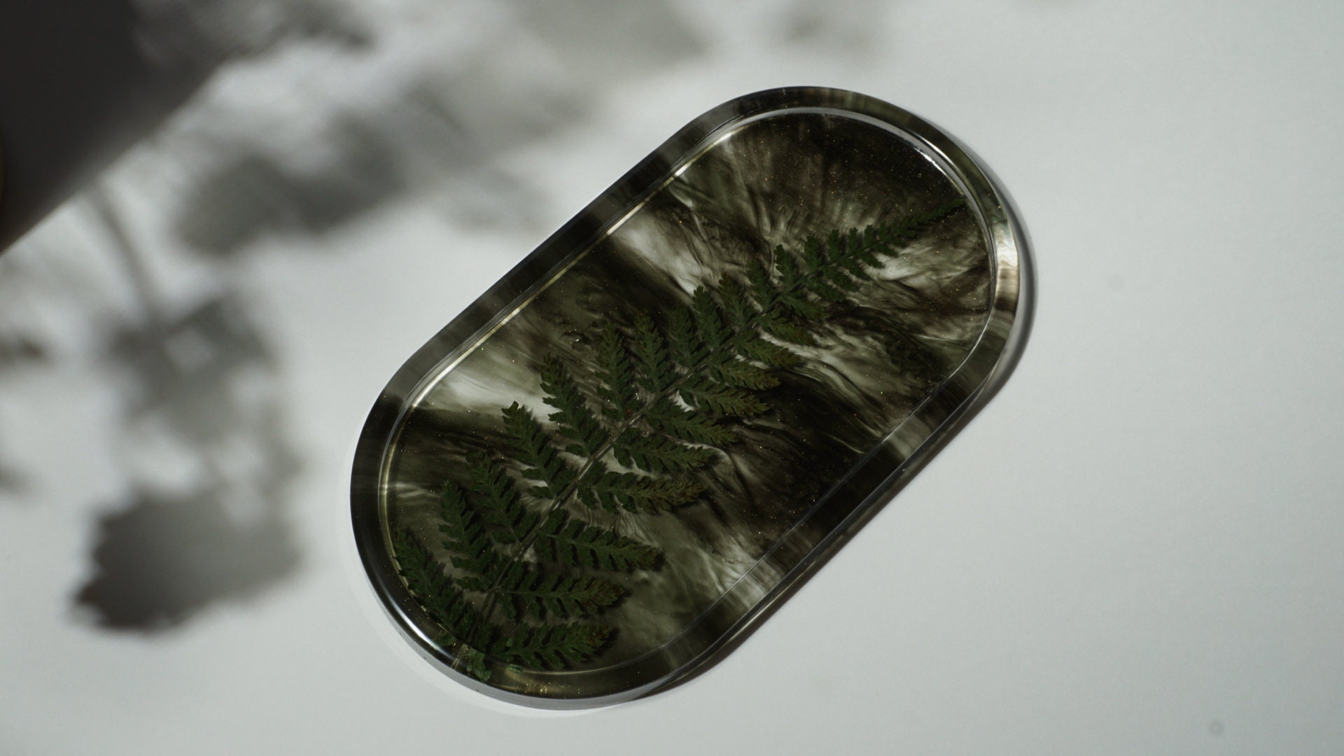 Coupelle ou Vide-Poche Ovale Coloré Décoratif avec Des Feuilles Séchées