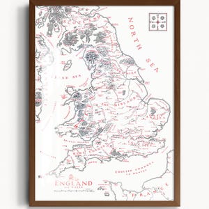 Peut inclure: Carte encadrée de l'Angleterre et du Pays de Galles, avec une illustration détaillée en rouge et gris. La carte présente des éléments géographiques et des noms de lieux. Une rose des vents est dans le coin supérieur droit. Le cadre est de couleur marron foncé.