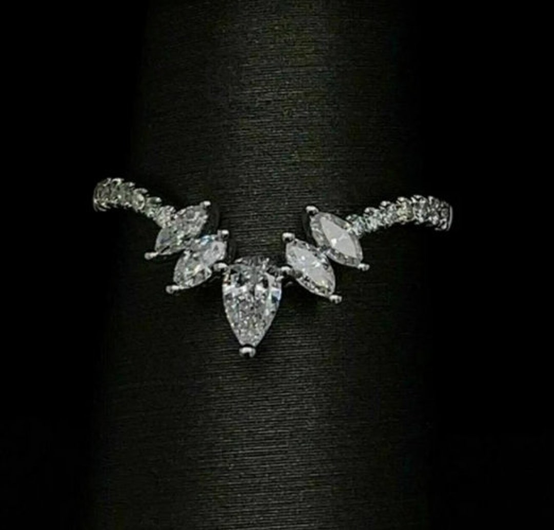 Curved Wedding Band, Dainty Pear Shape Diamond Band, 14K Gold Band, Stackable Band, Chevron Band