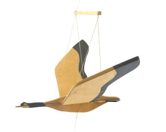Mobile in legno a forma di oca volante, baby shower, regalo unico ed elegante