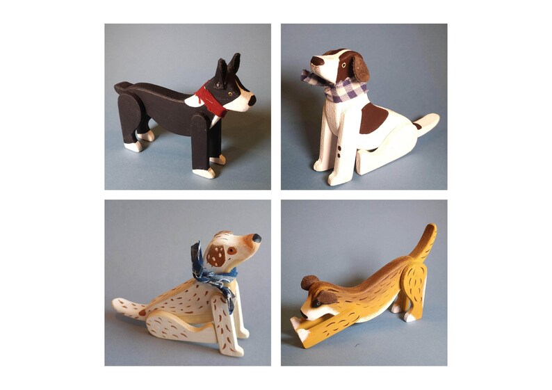 Pu&ograve; includere: Quattro figurine di cani in legno, ciascuna dipinta in colori e pose diverse. I cani indossano sciarpe colorate.