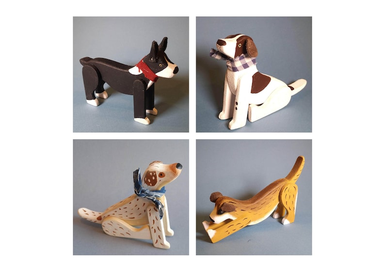 Pu&ograve; includere: Quattro figurine di cani in legno in diverse pose. I cani sono dipinti in vari colori, tra cui nero, bianco, marrone e beige. Ogni cane indossa una sciarpa a quadri blu e bianchi.