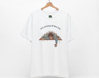 Camiseta "Just Surviving 'til New Year" / camiseta para el estrés de las vacaciones, festiva pero cansada
