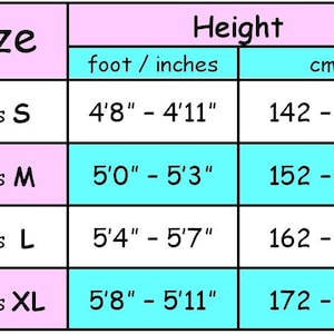 Op de afbeelding: Een roze en blauwe tabel die de maten van volwassen kleding en de bijbehorende hoogtebereiken in voet en inch, en in centimeters laat zien.