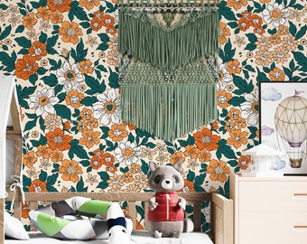 Pode incluir: Um quarto de criança com uma cama de dossel branca, um carro de brinquedo de madeira e um papel de parede floral com flores laranja e verdes.