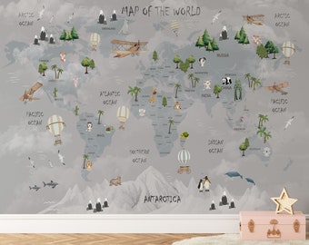 Puede incluir: Un mapa del mundo gris con ilustraciones de animales, aviones, globos aerostáticos y océanos. El mapa incluye los nombres de los continentes y océanos. El mapa está en una pared gris con una maleta rosa y una estrella dorada.