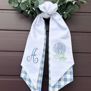 Personalisierte Monogramm Hortensien-Kranz-Schärpe, gestickter Frühlings-Tür-Dekor