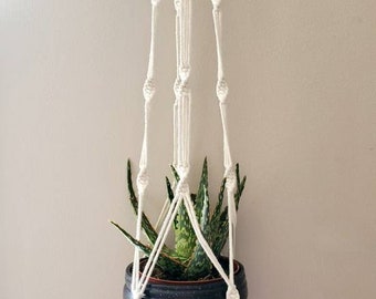 Macrame plant hanger style 1