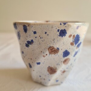 Taza de espresso con lunares azules: un regalo sencillo y elegante