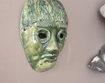 Máscara de pared de cerámica verde musgo, escultura facial hecha a mano con gafas originales, decoración artística para el hogar.