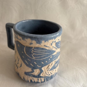Personalisierte Vogel Design geätzte Tasse, handgefertigte Sgrafito Tasse