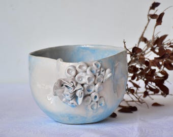 Cuenco de cerámica con flores azules hecho a mano, maceta pequeña y única para plantas