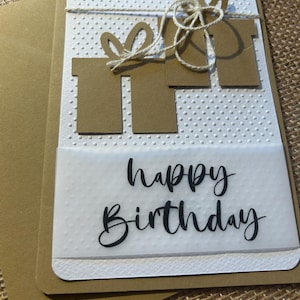 Carte d'anniversaire, motif cadeau. Format B6