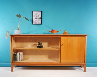 Credenza lunga con ampia vetrina degli anni '60