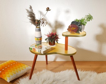 Table fleurie vintage en différentes couleurs – design années 60